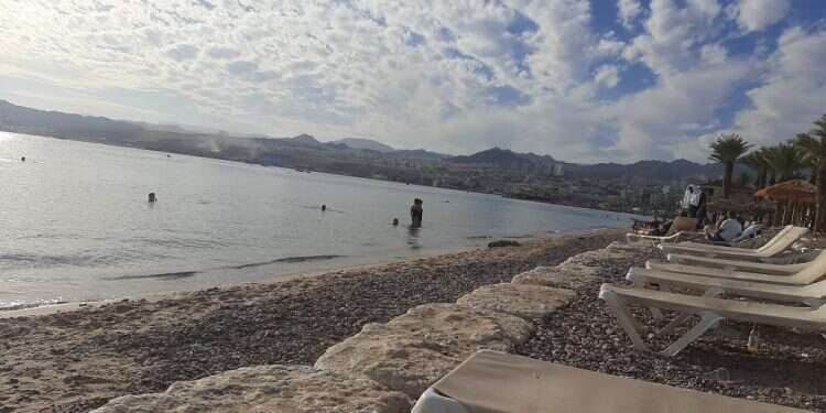 חוף הים. צילום: בתאל קולמן אי ירוק: באילת מחכים לתיירים ומתנדנדים בין יאוש לתקווה