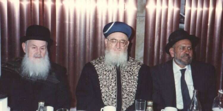 הרב חזן (מימין) עם הרבנים מרדכי אליהו ושלום משאש הקצנה ללא הצדקה: רבני אפריקה ששמרו על הלכה מתונה