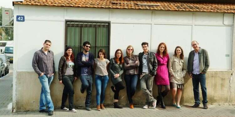 מימין לשמאל: אלעד טנא, רחלי ברניג–דירקטור, יעל קורן, אסף וייס, גיתית מגל, אראלה לוי, סיון קידרון, יקי הפשטיין, אביטל אינדיג ואריאל שנבל. צילום: ישראל ברדוגו בין קודש לחול: מקימי "מוצש" חוזרים לרגעים הראשונים