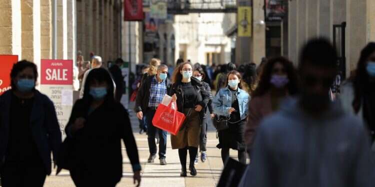 מרכז הקניות ממילא בירושלים, בסוף נובמבר. צילום: EPA למרות בשורת החיסונים למומחים יש תרחישי אימים