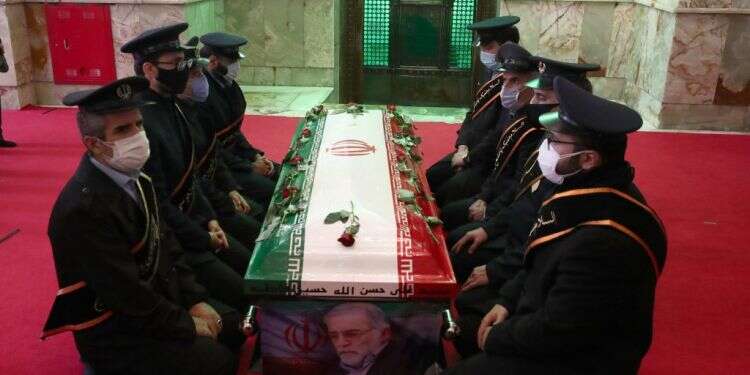 הלוויתו של מדען הגרעין האיראני מוחסן פחריזאדה. צילום: EPA באיראן מונעים מחיזבאללה מלהגיב לחיסול פחריזאדה