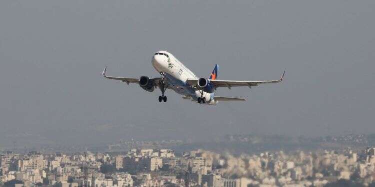 מטוס של חברת ישראייר ממריא. צילום: EPA ישראלים מעוכבים בשדה התעופה בדובאי