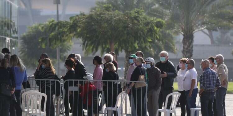 מתחמי חיסונים בכל הארץ. תור לקבלת חיסון בתל אביב. צילום: EPA דחיות ופרוטקציות: מחדלים במתחם החיסונים בקרית שמונה