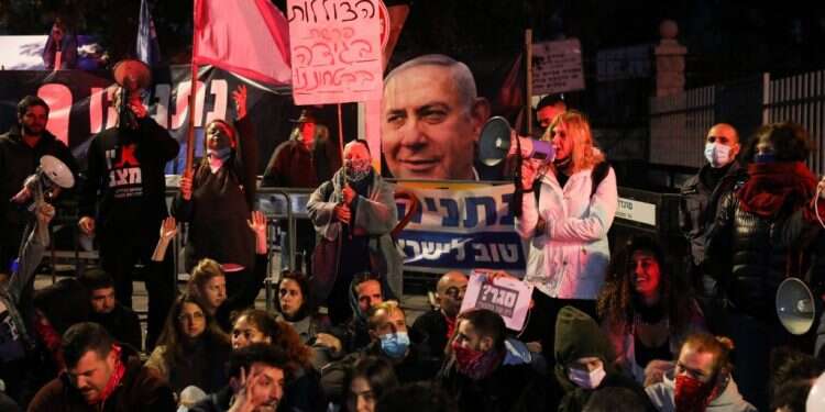 אחת מההפגנות שהתקיימו בבלפור. צילום: EPA "עד מתי נבלע את הדרדרות השיח?" הציונות הדתית נחתה בבלפור