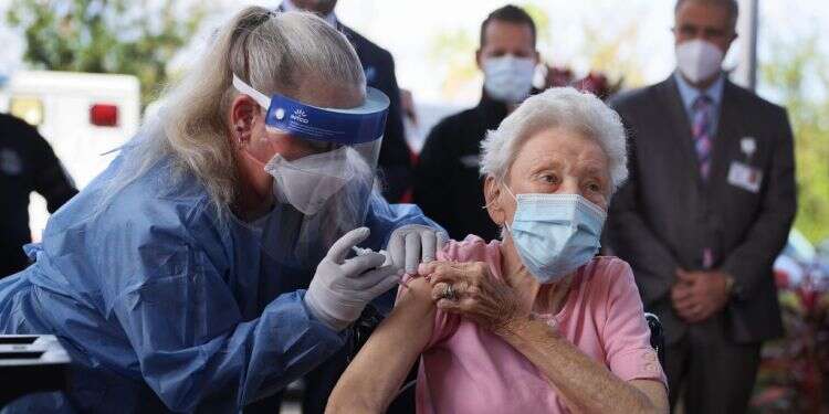 מתחילים את החיסונים בפלורידה, ארה''ב, השבוע. צילום: AFP מגפת הבדידות: בבתי האבות מתכוננים להגעת החיסונים