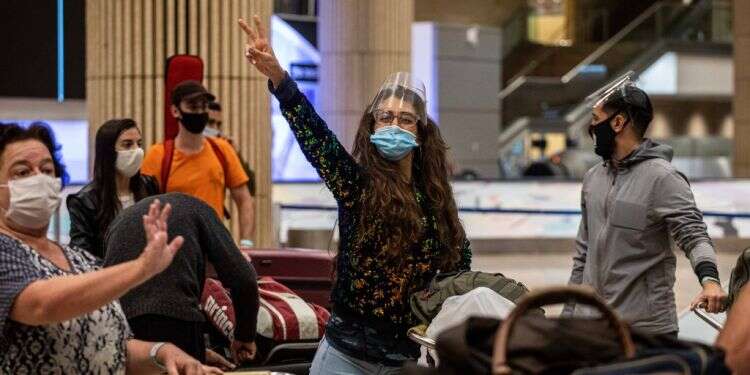 עולים חדשים מברזיל ומארגנטינה בתקופת הקורונה. צילום: אבישג שאר ישוב  מסיימים בעלייה: עשרות עולים נחתו בישראל ביום האחרון של השנה