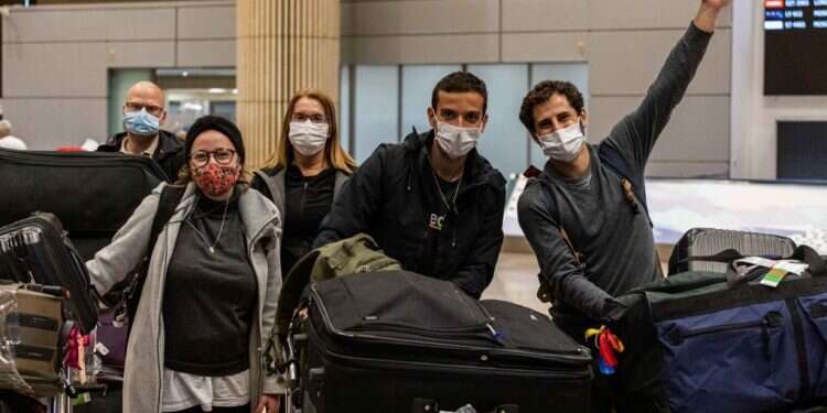 עולים חדשים מברזיל ומארגנטינה. צילום: אבישג שאר ישוב  מסיימים בעלייה: עשרות עולים נחתו בישראל ביום האחרון של השנה