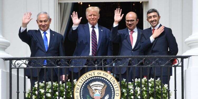 נתניהו, טראמפ ושרי החוץ של בחריין ואיחוד האמירויות בטקס החתימה על הסכמי אברהם, ספטמבר 2020. צילום: AFP תור הזהב של השלום במזרח התיכון