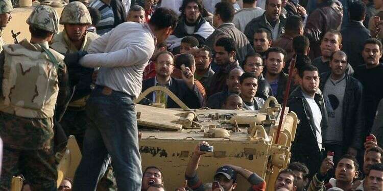 הפגנות האביב הערבי בכיכר תחריר, 2011. צילום: AFP סיפור של דת ושלטון: סעודיה נגד "האחים המוסלמים"