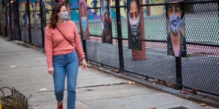 מנהטן, בסוף החודש הקודם. צילום: AFP בקרוב בישראל? בארה"ב ממליצים לקצר את הבידוד לשבעה ימים