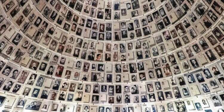 היכל השמות ביד ושם. צילום: איי.אף.פי האם יד ושם מוביל תפיסה שנויה במחלוקת בחקר השואה?