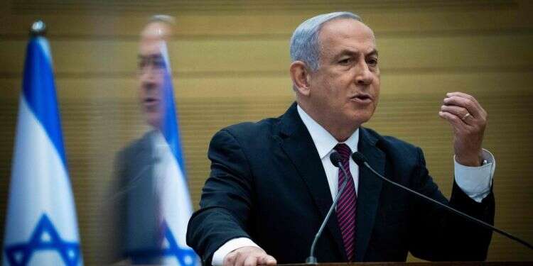 לפי הסיפור של נתניהו, הוא שהעניק עוצמה לאומה חלשה. צילום: AFP השטיק האחרון של נתניהו שיעלה לימין ביוקר