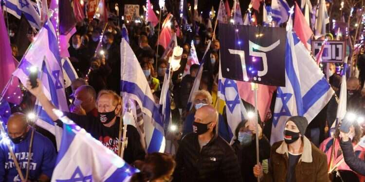 הפגנות מחוץ לביתו של ראש הממשלה בקיסריה. צילום: AFP לו הייתה ישראל מדינה שפויה