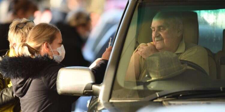 אחות מחסנת מטופל במתחם כת מתנגדי החיסונים שואלת, אנחנו עונים