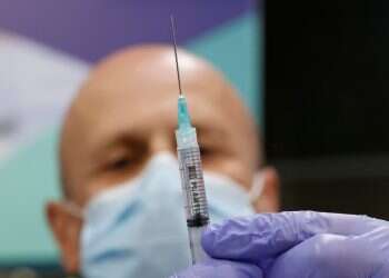 החל מבצע החיסונים: צוותי הרפואה ובני 60 ומעלה תחילה