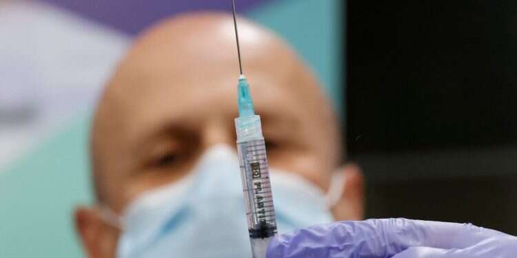 החל מבצע החיסונים: צוותי הרפואה ובני 60 ומעלה תחילה