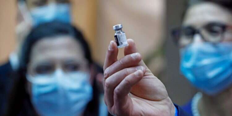 בקבוקון החיסון של נתניהו ואדלשטיין. צילום: AFP חרגתי ממנהגי והצטרפתי לאופנה החולפת. גם אני אתחסן