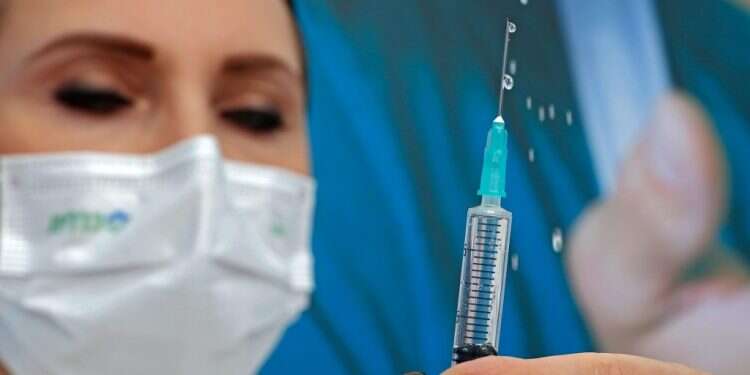 חיסון לקורונה. צילום: AFP צירוף מקרים: התחסן ונפטר מדום לב לאחר שעה