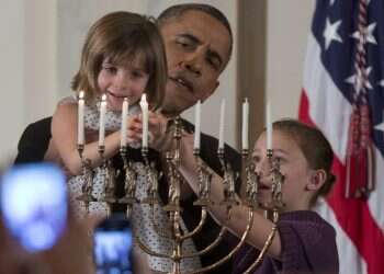 מסע היסטורי בעקבות גלגולי הזהות של החנוכייה