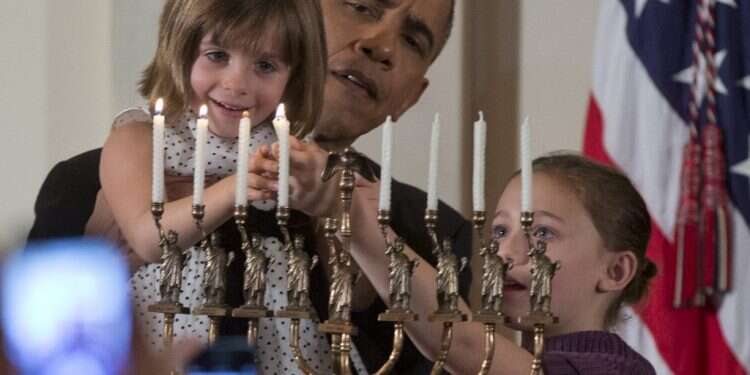 הנשיא אובמה מדליק נרות בחנוכיית החירות, 2013. צילום: AP מסע היסטורי בעקבות גלגולי הזהות של החנוכייה