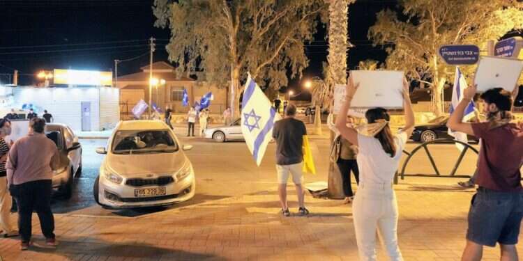 תומכי ליכוד מול משמרת המחאה נגד נתניהו בירוחם, אוקטובר 2020. צילום: ספי שלווין תושבי עיירות הפיתוח לא נעים בעיוורון אחרי נתניהו