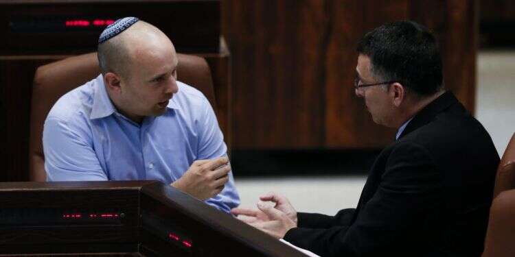 פונים לאותו קהל יעד. סער ובנט צילום: מרים אלסטר, פלאש 90 הילכו שניים יחדיו: סער ובנט חייבים לשלב כוחות