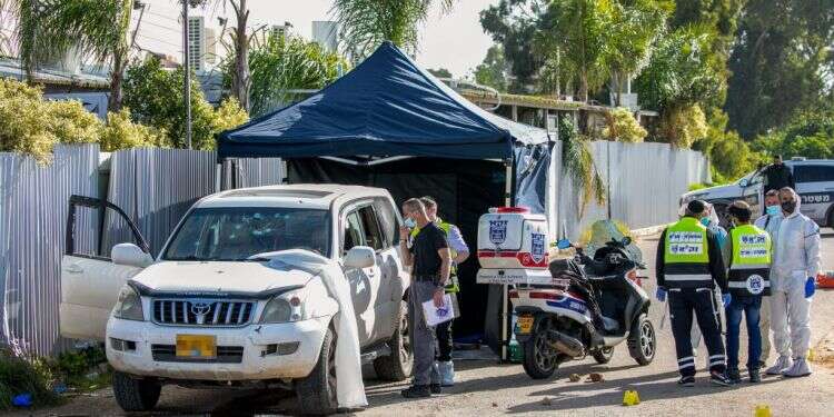 שוטרים בזירת רצח בלוד. צילום: יוסי אלוני, פלאש 90 לוד, העיר שרואים רק כשהאלימות גולשת החוצה