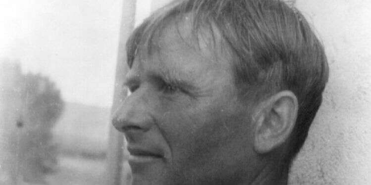 ארבעה דיוקנאות של מְסַפרים שכולם מזוהים כ גיבורים מיותרים: האדישים של טרום מלחמת העולם השנייה