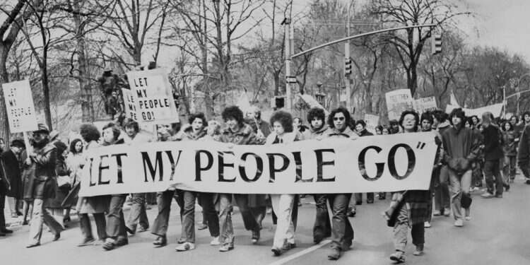 צילום: גטי אימג'ס 50 שנה למבצע הדרמטי שסדק את מסך הברזל