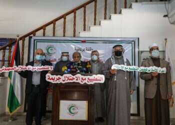 בכיר חמאס מחמוד א-זהאר נואם באירוע מחאה בעזה נגד ההסכם בין מרוקו לישראל. צילום: גטי אימג'ס העולם הערבי מתעלם מהפלסטינים: "עברנו מאביב ערבי לאביב ישראלי"