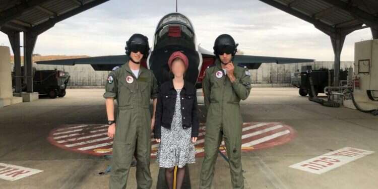 שירה עם בעלה י' ואחיה. צילום: דו אהבה בשחקים: נישואים בקורס טיס ובצל קורונה