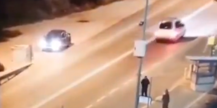 תיעוד האירוע בכניסה ליישוב קדומים, אמש. צילום מסך מחבל יידה בקת"ב, הלוחם לא ירה: "מערכת המשפט אשמה"