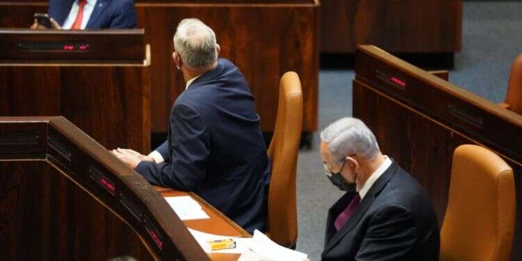 בנימין נתניהו ובני גנץ בהצבעה על פיזור הכנסת. צילום: דוברות הכנסת - דני שם טוב תג המחיר של הליכוד למהלך פיזור הכנסת