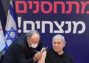 ראש הממשלה בנימין נתניהו מתחסן נגד קורונה בבית החולים שיבא תל השומר. צילום: עמוס בן גרשום, לע החל מבצע החיסונים: צוותי הרפואה ובני 60 ומעלה תחילה