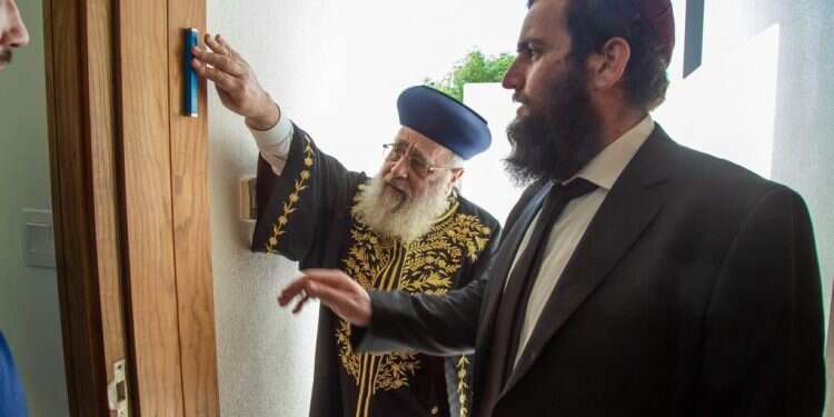 הרב יצחק יוסף בדובאי. באדיבות: Dubai Jewish Community Center למה ויתר הרב הראשי על פגישה עם הרב הספרדי בדובאי?