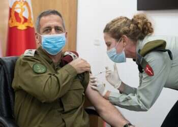 נותן כתף: צה"ל יגייס חובשים ופרמדיקים למבצע החיסונים