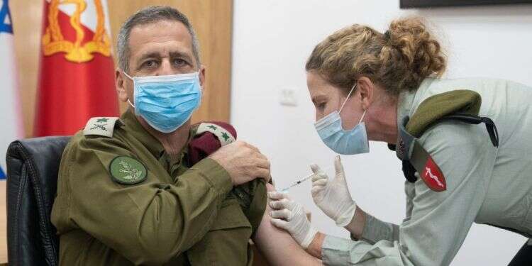 הרמטכ נותן כתף: צה"ל יגייס חובשים ופרמדיקים למבצע החיסונים