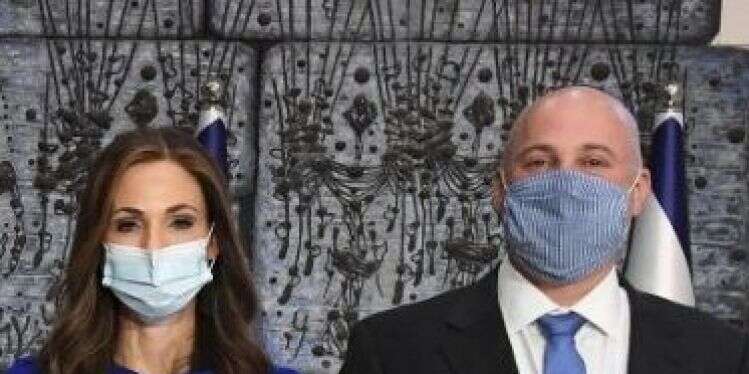 מימין לשמאל: דביר כהנא מנכל משרד התפוצות שרת התפוצות עומר ינקלוביץ נשיא המדינה ריבלין, סגנית נשיאת הקרן דורית גולנדר וסיון אלוני-אולידורט מנהלת הפרויקט. צילום: לע המגילה המהפכנית שאתם חייבים לשמוע עליה