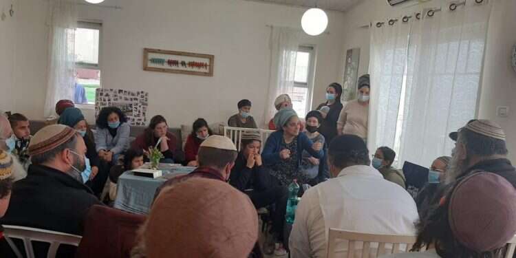 האם איילת סנדק (יושבת מימין) במהלך השבעה בביתם בבת־עין "הדם של הבן שלי הוא מראה ליחס העוין אל הנערים האלה"