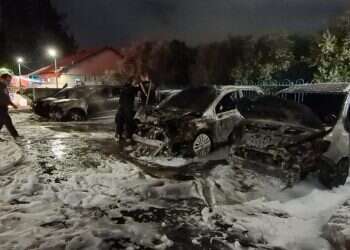 השתוללות בלוד: העירייה הרסה מבנה ערבי, שמונה מכוניות של יהודים הוצתו