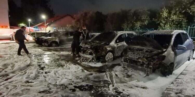 מכוניות שהוצתו, ארכיון. צילום: דוברות כבאות והצלה השתוללות בלוד: העירייה הרסה מבנה ערבי, שמונה מכוניות של יהודים הוצתו