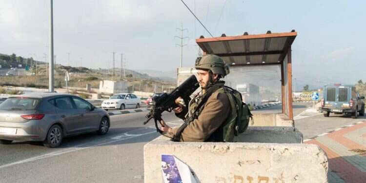 חייל בעמדת שמירה בשומרון. אילוסטרציה. צילום: דו הדרך לעצירת ההסלמה ביו"ש: מעצר מהיר של המחבל