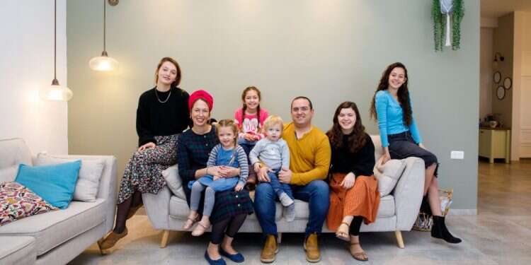 משפחת בר־כתר, כרמי קטיף. צילום: לירון מולדובן "בילינו הרבה בקיבוץ, יכול להיות שעברתי ליד אשתי ולא ידעתי"