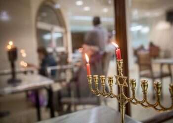 אור בקצה המנהרה: בבית טובי העיר הדליקו נרות עם תקווה