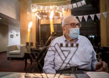 אור בקצה המנהרה: בבית טובי העיר הדליקו נרות עם תקווה