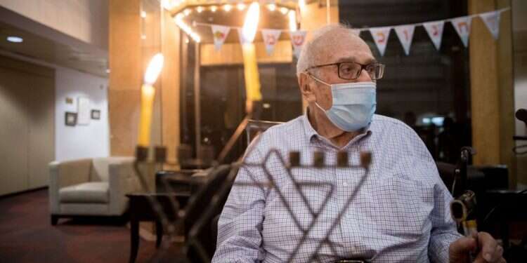 אור בקצה המנהרה: בבית טובי העיר הדליקו נרות עם תקווה