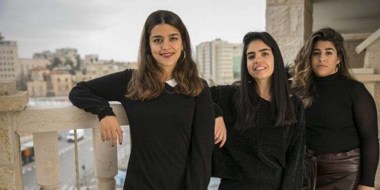 "כולן פותחות לכולן את המגירות וגונבות מה שמתחשק להן"