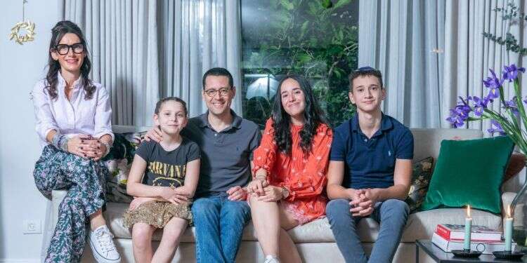 משפחת גרוס, מודיעין. צילום: יוסי אלוני "לא היינו ישראלים ולא בריטים. הרבה הרגלים מלונדון מלווים אותנו"