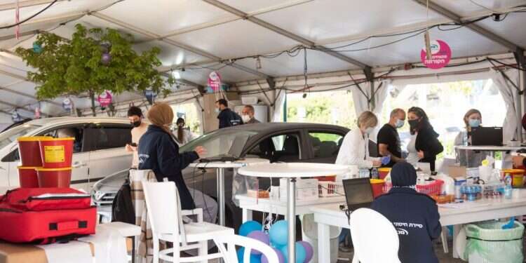 צילום: אביטל הירש בזרוע נטויה: מבצע החיסונים נגד קורונה בעיצומו