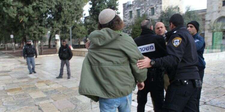 נער יהודי נעצר בהר (למצולמים אין קשר לנאמר) צילום: באדיבות חוננו מותו של אהוביה סנדק ז"ל היה רשום על הקיר